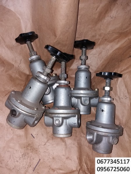 Пневмоклапан  редукционный П-КРМ-122-16, ПКРМ-122-12 с пневматической или ручной настройкой давления на выходе служат для понижения и поддержания на заданном уровне давления сжатого воздуха в пневматических приводах и системах различного технологического оборудования.  Для понижения давления сжатого воздуха от компрессора и поддержания заданного давления в пневмосистеме применяют редукционные пневмоклапаны, в частности, клапан П-КРМ